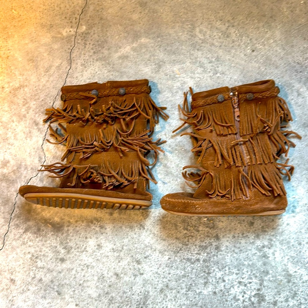 Minnetonka Kids Fringe Boots – Size 3